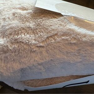Luxurious Cream Faux Fur Throw Blanket